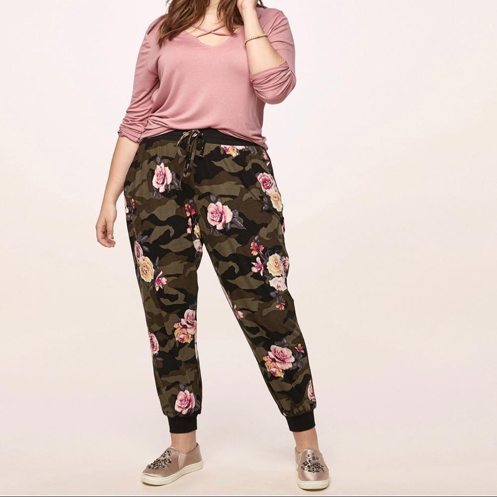 🤶🏼🎄 Pink Floral Camo Jogger Pants